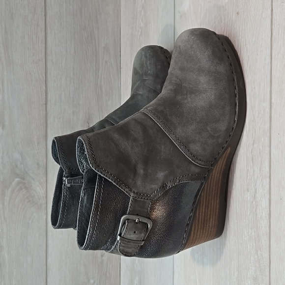Dansko Grey Suede Wedges Size 38/8 | eBay Dansko Women\'s Gray Suede Ankle Wedge Boots Shoes Sz 38/7.5-8
